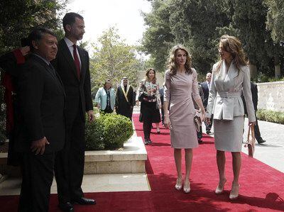 El príncipe Felipe y el rey Abdalá de Jordania reciben a sus esposas, Letizia y Rania, a su llegada al palacio real de Ammán, la capital jordana. Los príncipes de Asturias almuerzan hoy junto a los reyes de Jordania.