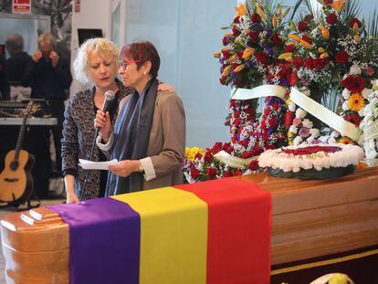 La filla de Neus Català, amb el micro, amb Marina Rossell, gran amiga de la difunta, durant el funeral.