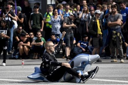 Un manifestante sentado en un flotador con forma de delfín durante una protesta frente a la estación de Schlump de Hamburgo.
