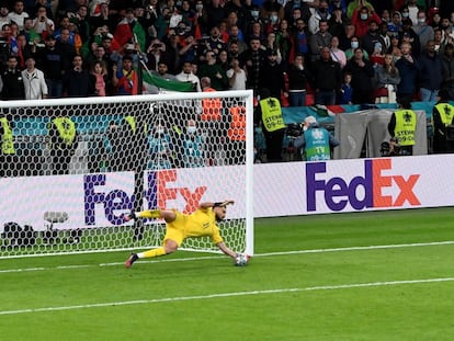 El delantero de la selección española Álvaro Morata falla el penalti ante el portero italiano Gianluigi Donnarumma durante la tanda de penaltis el partido de semifinales de la Eurocopa 2020 entre España e Italia disputado este martes en el estadio de Wembley, en Londres.