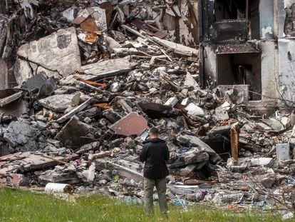 Un hombre observa la destrucción causada por los bombardeos rusos en Járkov, en una imagen de este miércoles.