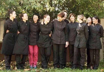 La cocinera Fina Puigdevall (tercera por la izquierda, con pantalón rojo) con sus hijas y el equipo femenino de su restaurante Les Cols. 