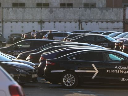 Vehículos y conductores de Uber en un polígono industrial de Vallecas.