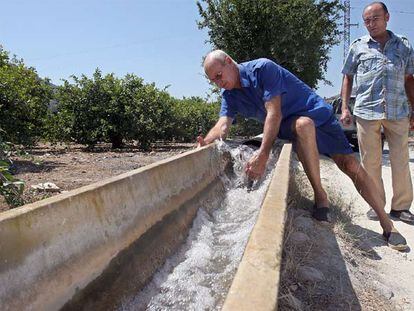 Un agricultor abría ayer la acequia para regar su finca con el riego de emergencia concedido.