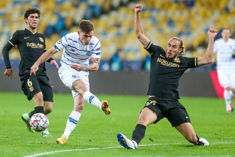 Mingueza desvía un disparo del delantero del Dinamo Kiev.
