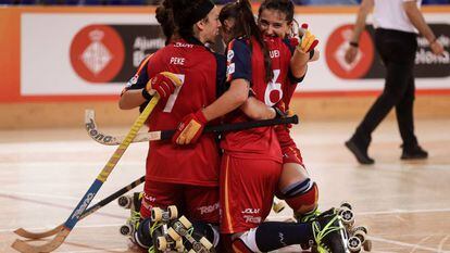 Jugadoras de la selección española femenina de hockey patines se abrazan en el Mundial.