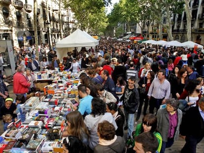 Ambiente diada de Sant Jordi en las Ramblas de Barcelona.