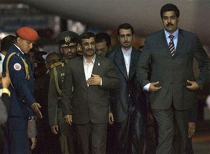 El canciller venezolano, Nicolás Maduro, recibe al presidente iraní, Mahmud Ahmadineyad.