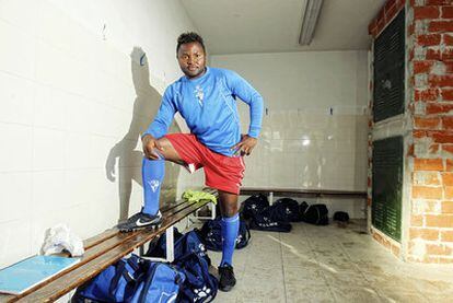 Achille, joven jugador de fútbol camerunés, que trabaja limpiando las instalaciones del campo de fútbol del Aravaca.