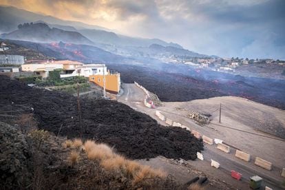 La colada del volcán arrasa cultivos y casas a su paso.