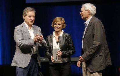 Iñaki Gabilondo entrega el premio de Humanidades a Elena Rcalde e Ignacio Latierro, de la librería Lagun.