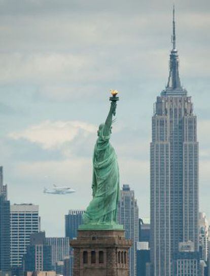 El 'Enterprise' sobrevuela Nueva York.