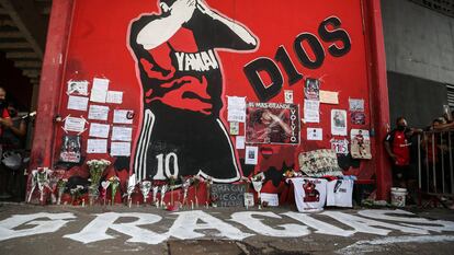 Los fans de Diego Armando Maradona le dejan flores para conmemorar su fallecimiento en un mural del estadio de Newell's Old Boys en Rosario, Argentina.