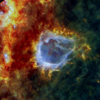 Nube de formación estelar RCW120, donde está naciendo una estrella gigante