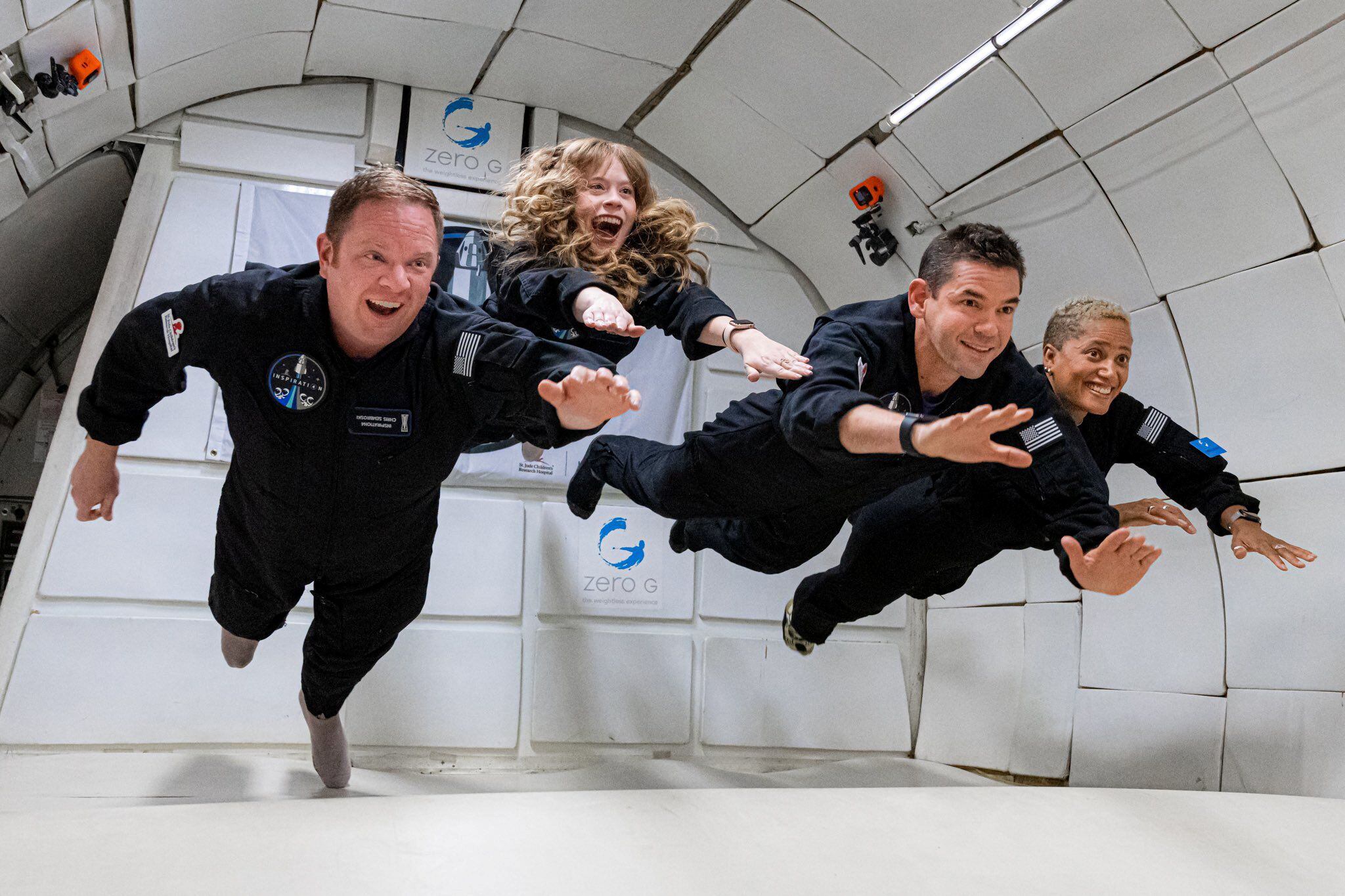 Chris Sembroski, Sian Proctor, Jared Isaacman y Hayley Arceneaux (de izquierda a derecha), en la nave antes del lanzamiento de la misión.