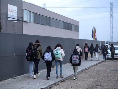 Alumnos del IES Alejandría, en Tordesillas (Valladolid), este martes.