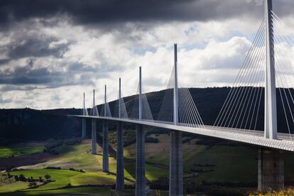 Sobre el <a href="https://es.tourisme-aveyron.com/es/descubrir/los-grandes-clasicos/viaducmillau.Php" target="_blank">valle del Tarn</a> se extiende en ligera curvatura uno de los puentes más altos del mundo. El efecto de esta construcción es tan airoso que parece, sobre todo cuando hay niebla, que levita. La construcción alcanza 343 metros de altura y por ella circulan diariamente en torno a 12.000 vehículos. Este viaducto se construyó, en pleno sur de Francia, para liberar Millau y el pintoresco valle del Tarn del tráfico de turistas.