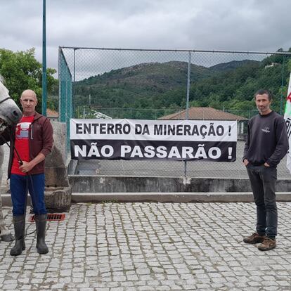Nélson Gomes, a la derecha, y el apicultor Carlos Gonçalves, en Covas de Barroso, el pueblo declarado Patrimonio Mundial Agrario donde se proyecta una mina de litio, el pasado 7 de junio.