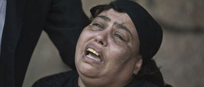 Una mujer egipcia llora tras la muerte a tiros de un familiar durante uan boda copta en uan iglesia de El Cairo. 