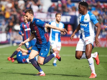 Mayoral trata de alcanzar el balón ante Omeruo.