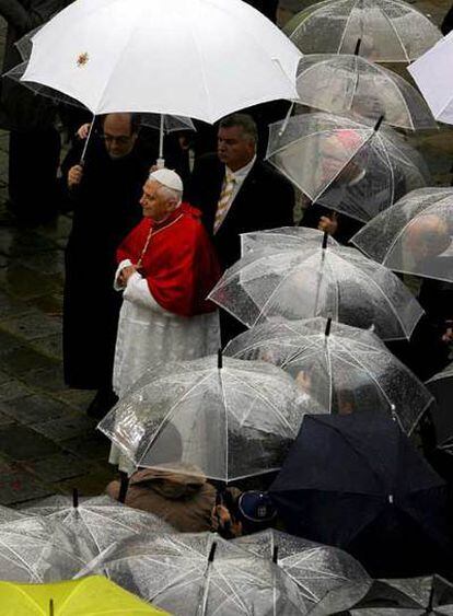 El Papa, ayer, frente al monumento a las víctimas del Holocausto erigido en la Plaza de los Judíos de Viena.