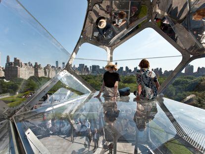 La instalación de Saraceno constituye un sorprendente mirador de la ciudad.