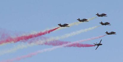 La patrulla Águila del ejército del Aire sobrevuela el circuito de Jerez. este domingo.
