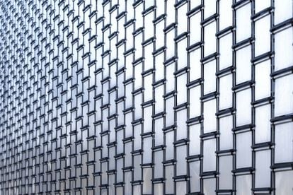 La cortina de aluminio semi-fijo de la fachada, oscila con el viento, mostrando una imagen ágil e interesante a través del reflejo de la luz del cielo desde los diferentes ángulos. |