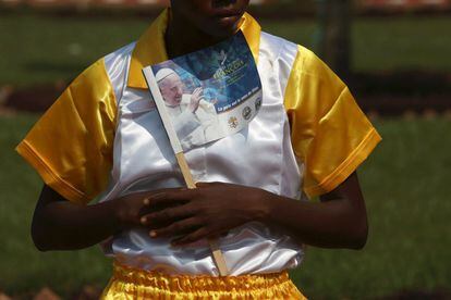 Una niña sujeta una imagen del Papa durante la visita de Francisco a la capital de la República Centroafricana.