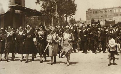 Agustina González (la cuarta mujer por la izquierda, de negro) en una manifestación, en mayo de 1931 en Granada, en reivindicación de la figura de Mariana Pineda.