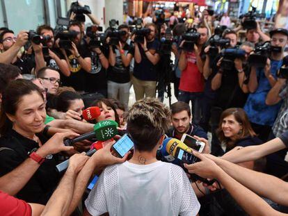 La centrocampista de la selección Amanda Sampredro atiende a los medios a su llegada este martes al aeropuerto de Madrid Barajas. En vídeo, el fenómeno del fútbol femenino en España.