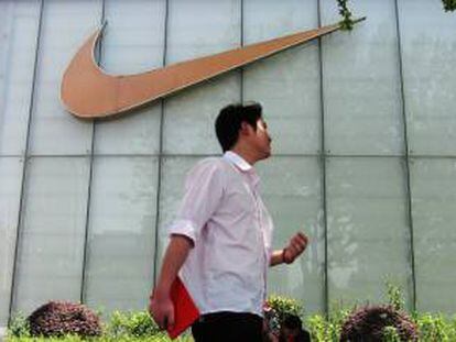 Un hombre pasa junto al letrero de una tienda Nike en Shanghai (China). EFE/Archivo