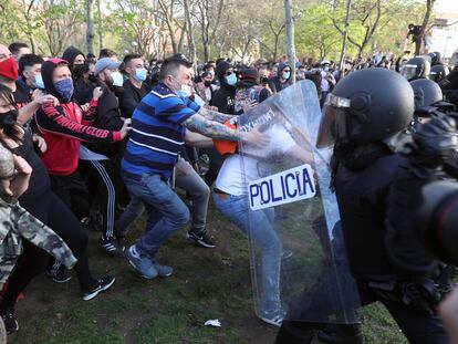 La Policía Nacional ha cargado contra los manifestantes congregados en Vallecas para protestar por el acto de precampaña de Vox, este miércoles.