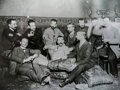 Joan Maragall, primero por la izquierda, arriba, con un grupo de amigos.