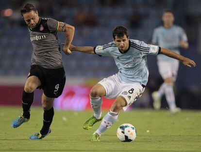 Alex López pugna por el balón con Sergio García