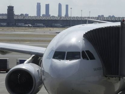 Avión de largo radio de Iberia en el aeropuerto madrileño de Barajas.