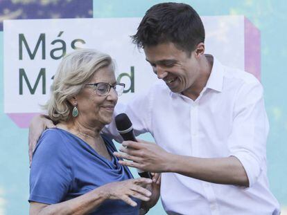 Carmena y Errejón, ayer a orillas del Manzanares. 
 