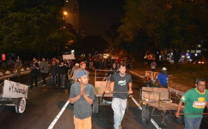 Vecinos de Pinheiros y recolectores hicieron una manifestación contra el asesinato de Ricardo Nascimento el día siguiente del crimen.
