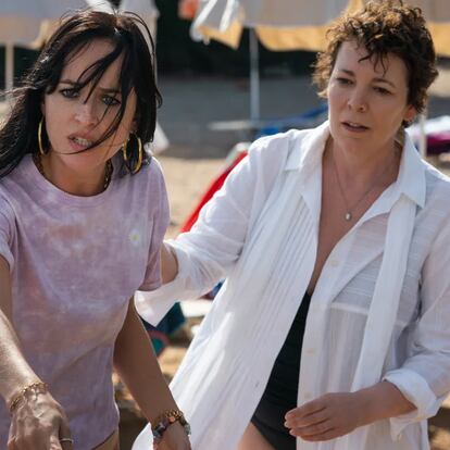 Dakota Johnson y Olivia Colman en una escena 'La hija oscura'.