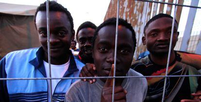 Un grupo de inmigrantes subsaharianos en las puertas del CETI de Melilla.