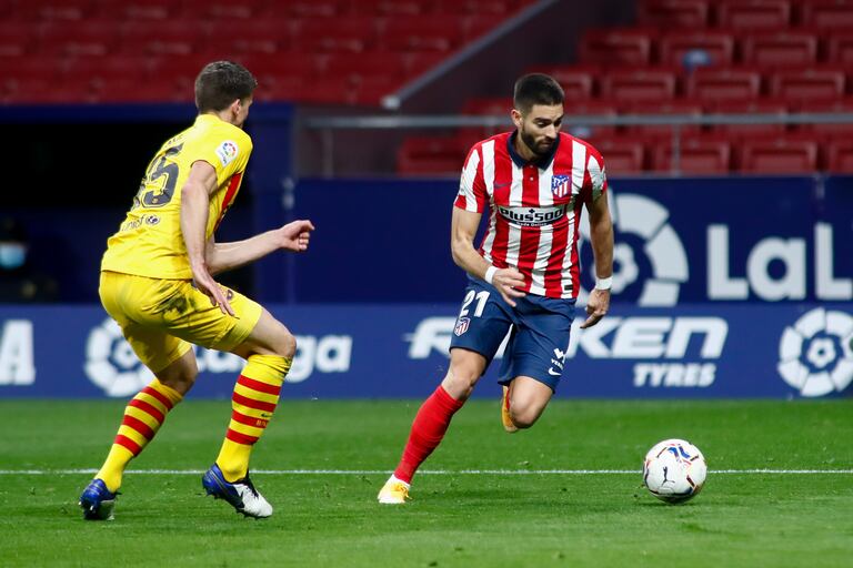 Carrasco trata de regatear a Lenglet este sábado en el Wanda Metropolitano.