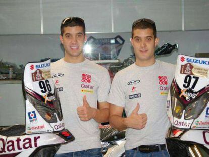 Los hermanos Oriol, a la izquierda, y Gilbert Escal&eacute;, con sus motos con el nombre de Catar. 