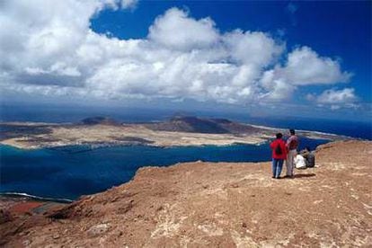 Desde el mirador de El Río, en el extremo norte de Lanzarote, se ve la vecina isla de La Graciosa.