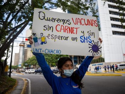 Un grupo de personas participa en una manifestación para exigir vacunas contra la Covid-19, en Caracas.