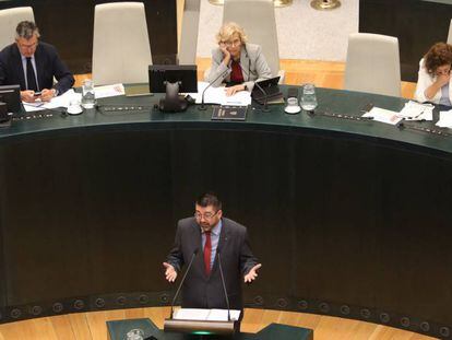 El concejal Carlos S&aacute;nchez Mato y la alcaldesa de Madrid, Manuela Carmena, en el pleno municipal. 