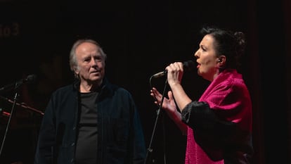 Linares celebra 40 años de carrera con un concierto en Madrid acompañada por Joan Manuel Serrat en 2022.