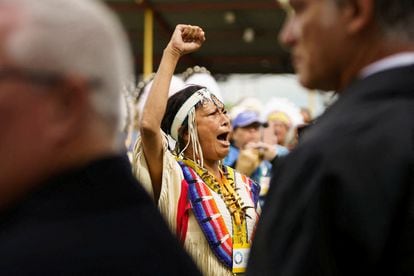 Si Pih Ko, también conocida como Trina Francois, canta una antigua canción Cree llamada "Nuestra aldea" durante la visita del Papa Francisco a Maskwacis, sitio de uno de los internados de la iglesia católica en los que niños y niñas indígenas fueron abusados, en julio de este año.