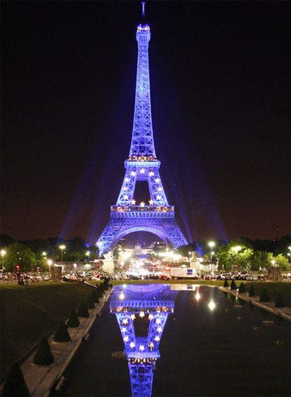 La Torre Eiffel, iluminada con el color azul y las estrellas de la UE.