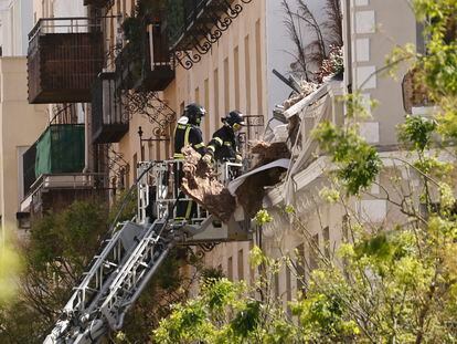 Operarios tras la explosión por un escape de gas en el número 35 de la calle de General Pardiñas en el distrito madrileño de Salamanca el pasado mes de mayo.