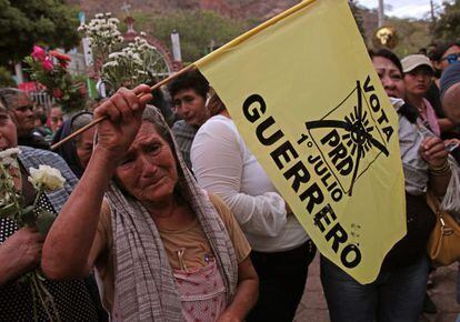 Un mujer llora en el funeral de la candidata Aidé Nava.
